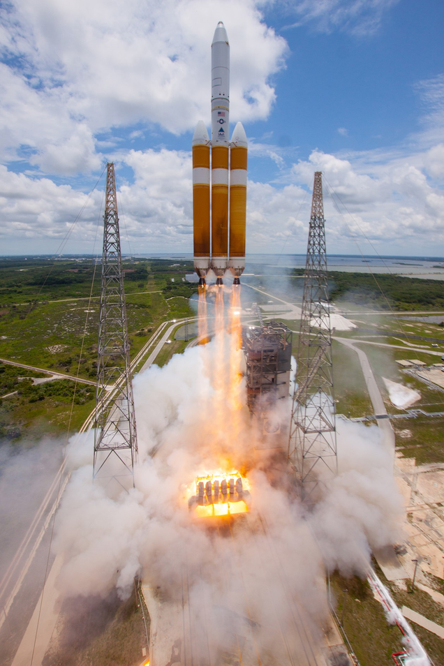 Illustration for article titled These Photos of World's Largest Rocket Launch Are IncredibleÂ